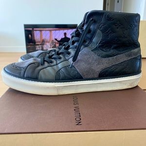 Black/Grey Monogram Tower